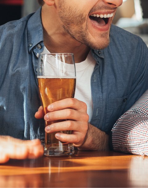 Visuel montrant un homme en train de rire et tenant une bonne bières
