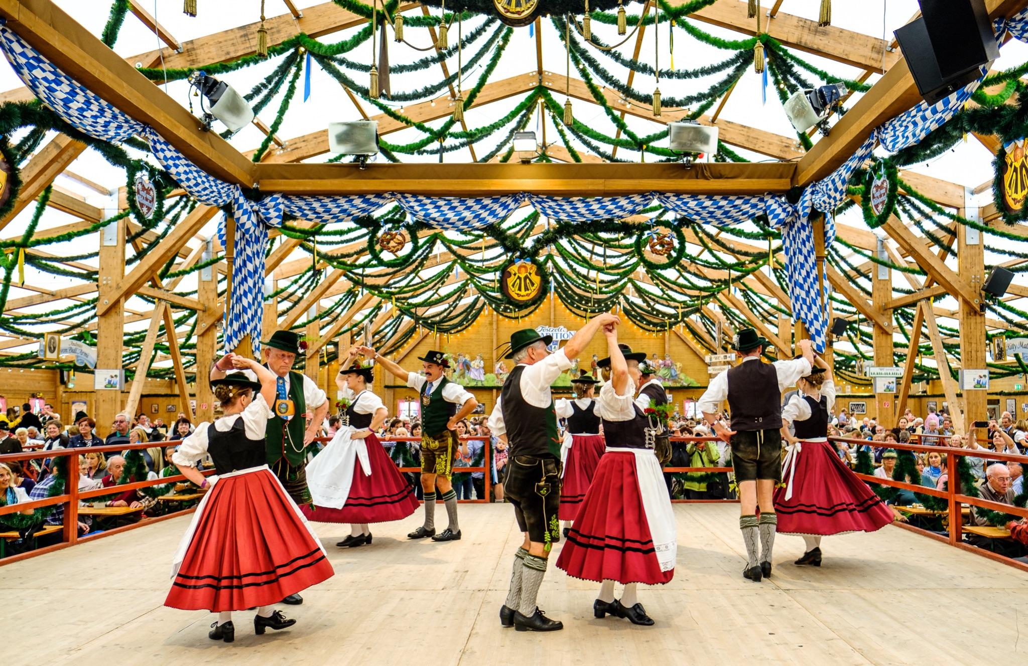 Danse traditionnelle en habits bavarois