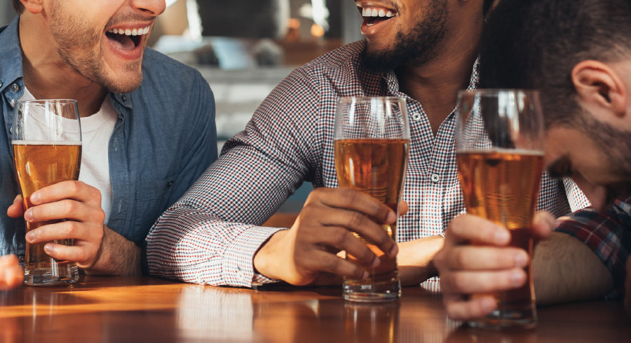 Très bon moment entre trois amis autour d'une bière